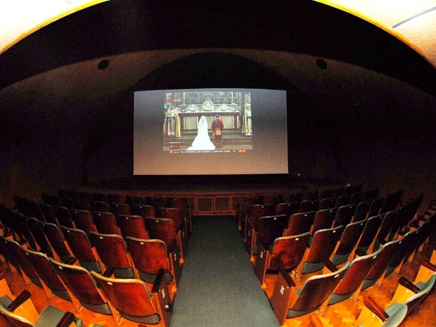 Auditrio do Museu Imperial, que transmitiu o casamento real ingls ao vivo, ficou vazio