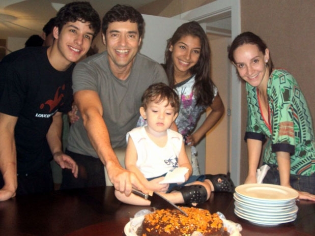Tiago Santiago celebrou a data ao lado da mulher, do filho e dos sobrinhos