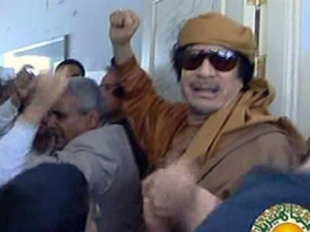 Imagem da TV estatal da Lbia mostra Kadhafi durante visita a escola em Trpoli