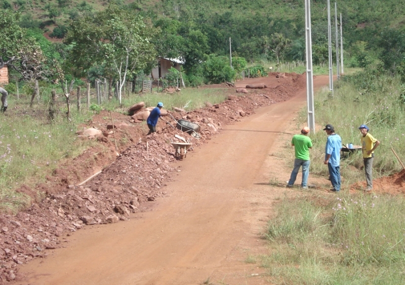 Funcionrios da Prefeitura de Diamantino trabalham para que as obras sejam finalizadas o quanto antes no bairro Progress