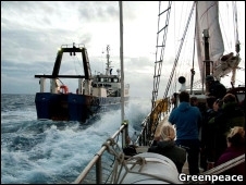 Barco do Greenpeace enfrentou navio da Petrobras na segunda