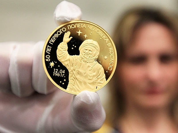 A moeda est estampada com a imagem do astronauta Yuri Gagarin