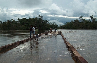 A correnteza levou parte da maior ponte de Mato Grosso.