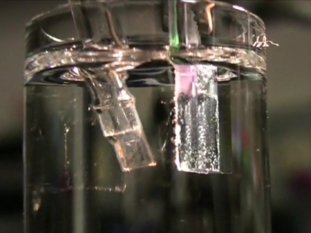 Clula solar (foto) usa cobalto e nquel para dividir a gua em oxignio e hidrognio