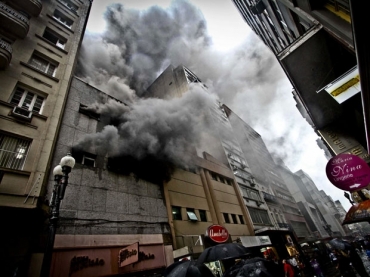 Incndio destruiu uma tica em Porto Alegre, na manh desta segunda-feira (28)