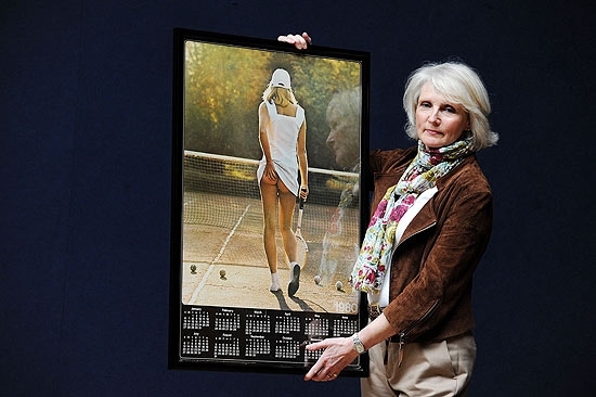 Fiona Walker, de 52 anos, posa ao lado da imagem que fez quando tinha 18 anos, em Birmingham (Reino Unido)