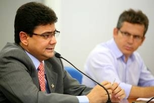 O secretrio-chefe da Casa Civil Eder Moraes; no segundo plano, Mauro Mendes