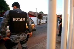 Os bandidos trocaram tiros com uma equipe do Rotam: dois foram feridos, na Av. Miguel Sutil