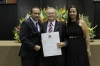 O empresrio Olvio Venturi recebe a honraria no plenrio da assembleia legislativa em Cuiab