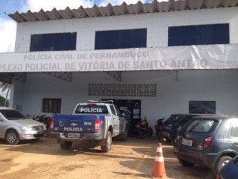 Suspeitos foram encaminhados para a 12 Delegacia Seccional de Vitria de Santo Anto.