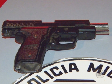 Arma de brinquedo  semelhante a da prpria corporao, diz policial militar