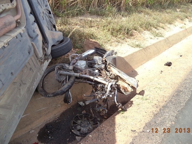 Motocicleta  foi parar embaixo do carro e ficou completamente destruda.