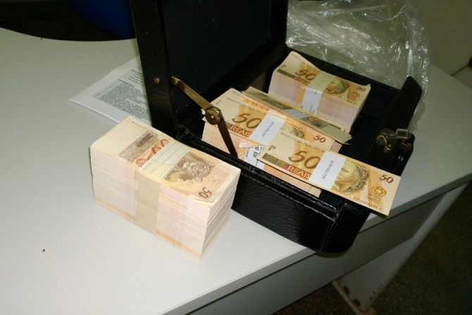 Dinheiro falso que foi trocado por dlares em Cuiab