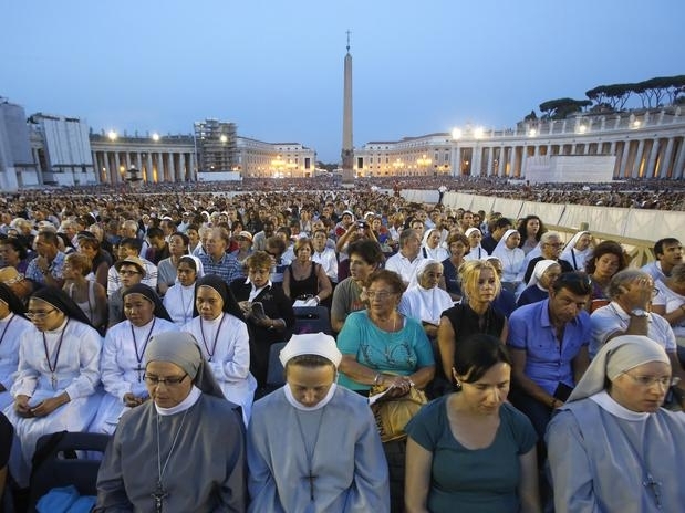 Milhares de fiis acompanharam a viglia pela paz comandada pelo papa Francisco, no Vaticano
