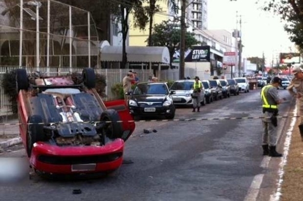Jovem de 24 anos morre aps capotar carro em avenida de Goinia