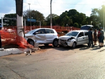 Acidente prximo  Ponte Jlio Mller, em Cuiab, deixou motorista ferido levemente