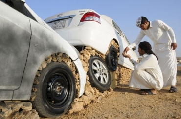 Jovens montam seus carros em pedras na cidade saudita de Duba 