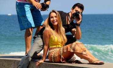 Carla Diaz  na praia da Barra 