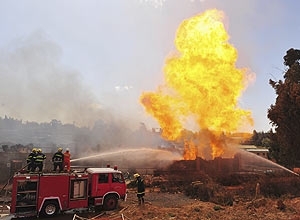 Bombeiros tentam conter incndio em fbrica de produtos qumicos em Kunming, exploso no deixou vtimas