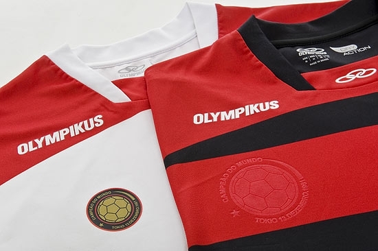 Camisa comemorativa do Flamengo e o detalhe em que aparece a palavra Tokio