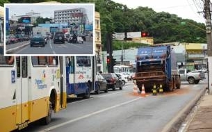 Caminho de lixo quebra na Prainha e trnsito vira o caos no Centro de Cuiab 