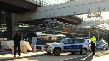 Policiais cercam o nibus em que ocorreu o incidente no aeroporto alemo de Frankfurt nesta quarta-feira (2) 