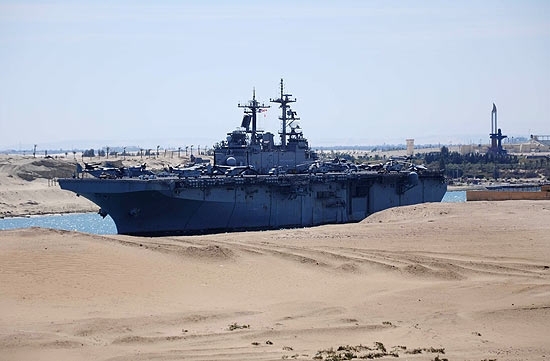 Navio de guerra USS Kearsarge transita pelo canal de Suez em rota  Lbia; interveno militar  opo