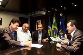 Governador Silval Barbosa assina projeto para repasse aos clubes de Mato Grosso