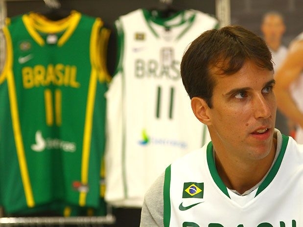 Marcelinho Machado mostra novo uniforme da Seleo