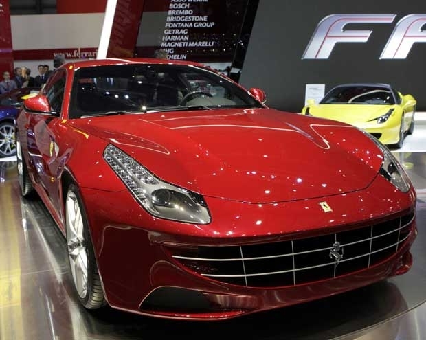 Nova Ferrari FF  estrela do Salo de Genebra