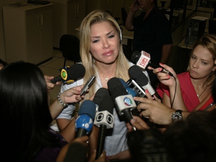 Ex-vereadora, Vernica Costa, chora ao dar entrevista aps depoimento na delegacia do Recreio (42 DP)