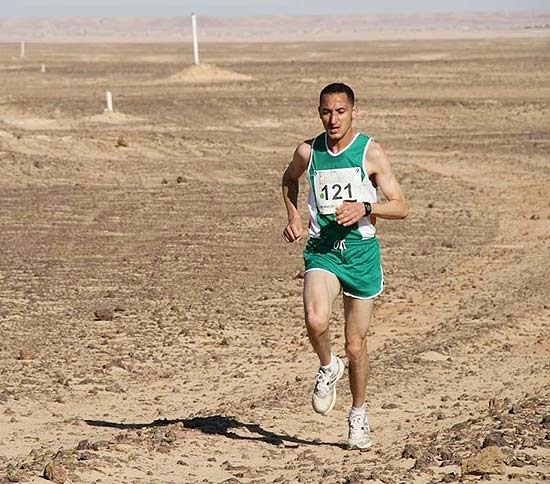 O argelino Bouchouit Alhassan corre no Deserto do Saara