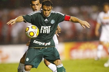 Kleber protege a bola em jogo do Palmeiras contra o So Paulo 