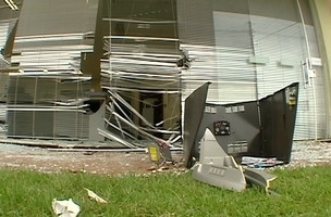 Os assaltantes usaram dois carros para quebrar os vidros e arrancar o caixa eletrnico.