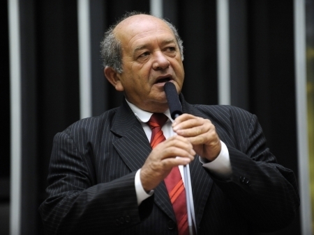 O deputado federal Francisco Praciano (PT-AM) negou ter trado o governo ao votar por um salrio mnimo maior