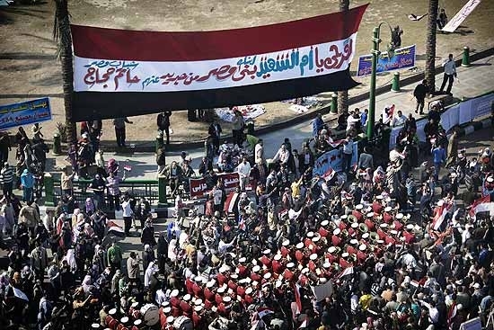 Banda militar marcha pela praa Tahrir, no centro do Cairo, durante comemorao pelo 