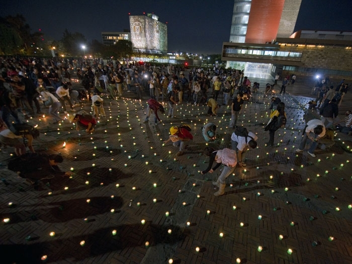 Estudantes conseguiram acender 4.000 velas na forma do mapa do Mxico