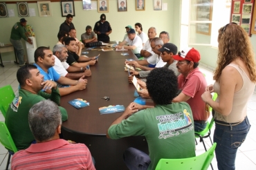 Crianas ouvem na rua palestrante sobre os cuidados para evitar acidentes no trnsito.