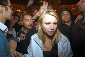 Imagem da reprter na Praa Tahrir, no Cairo, divulgada pela CBS