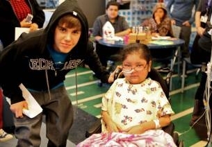Justin Bieber posa com uma criana no Mattel Childrens Hospital UCLA, em Los Angeles