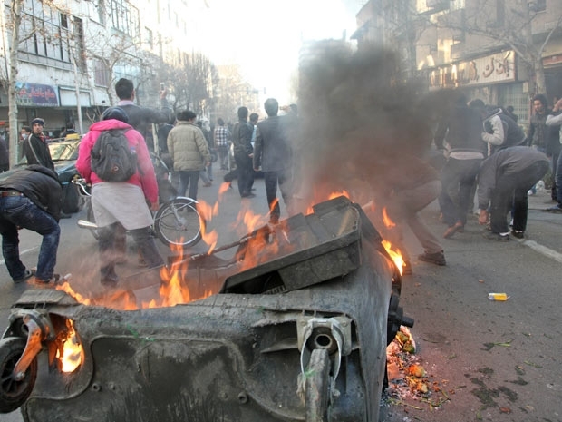 Imagem mostra manifestaes da oposio em Teer, nesta segunda-feira (15)