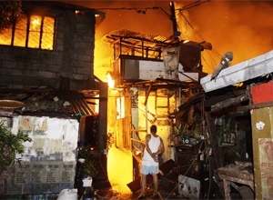 Morador olha incndio em bairro pobre de Manila (Filipinas) 