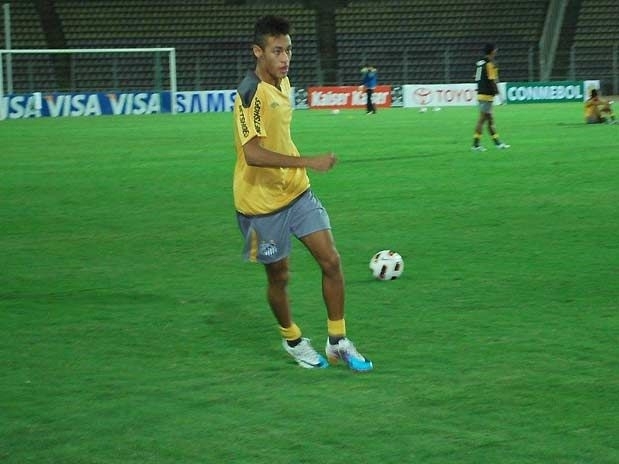Neymar fez seu primeiro treino com o elenco santista em 2011