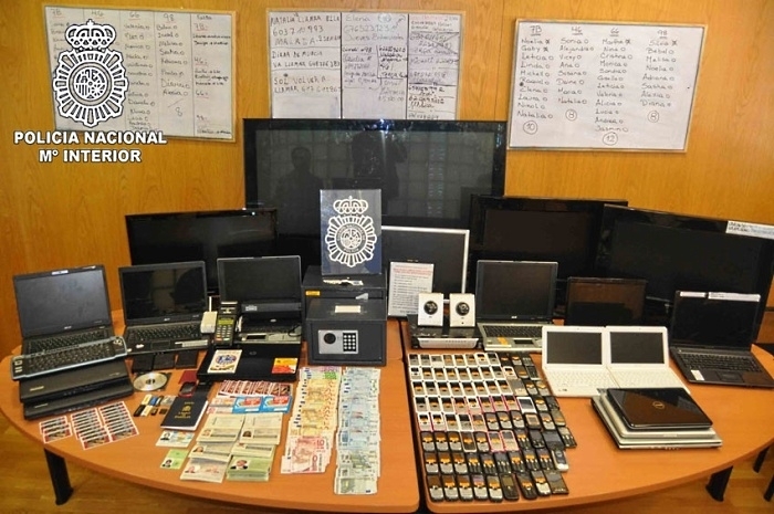 Imagem mostra equipamentos, documentos e dinheiro da rede de prostituio apreendidos pela polcia espanhola