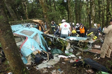 Equipes de resgate trabalham entre destroos de avio comercial; queda matou os 14 ocupantes