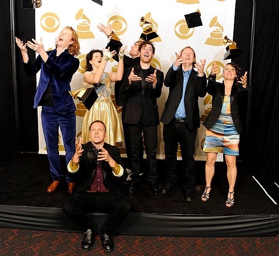 Banda canadense Arcade Fire vence prmio de melhor lbum do ano no Grammy com 