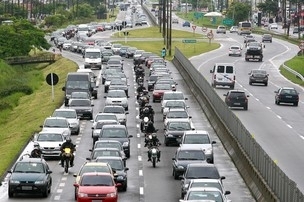 Trnsito na Rodovia Padre Manoel da Nbrega, em So Paulo 