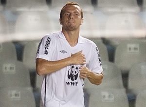O atacante Z Love comemora o seu gol, o primeiro do Santos na vitria por 2 a 0 sobre o Noroeste, nesta sexta, na Vila 