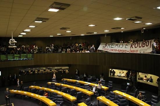 Manifestantes protestam com faixas contra aumento do nibus na galeria do plenrio da Cmara Municipal de SP