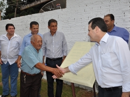 Edsio Marques sendo cumprimentado pelo Governador Silval Barbosa na inaugurao do mini estdio que leva seu nome.